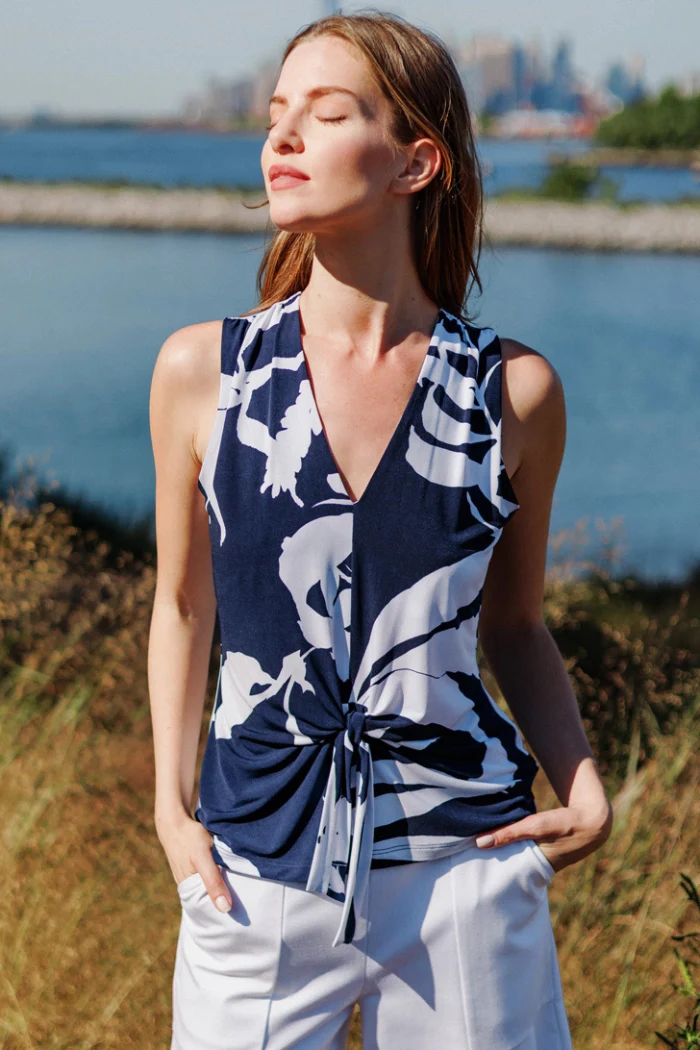 Abstract V-Neck Front Tie Sleeveless Soft Knit Top - Image 8