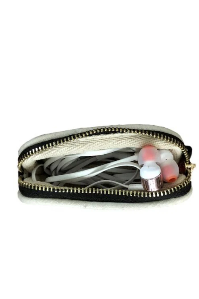 Earbuds/AirPods Case with Clasp - Image 5