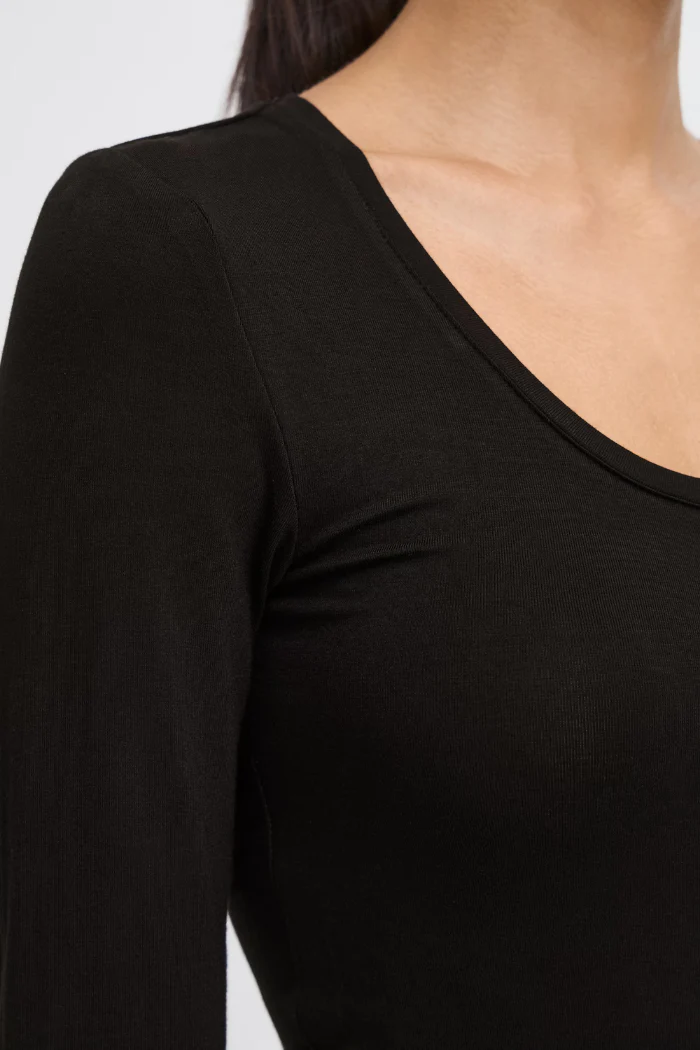 IHZola T-Shirt - Black - Image 5